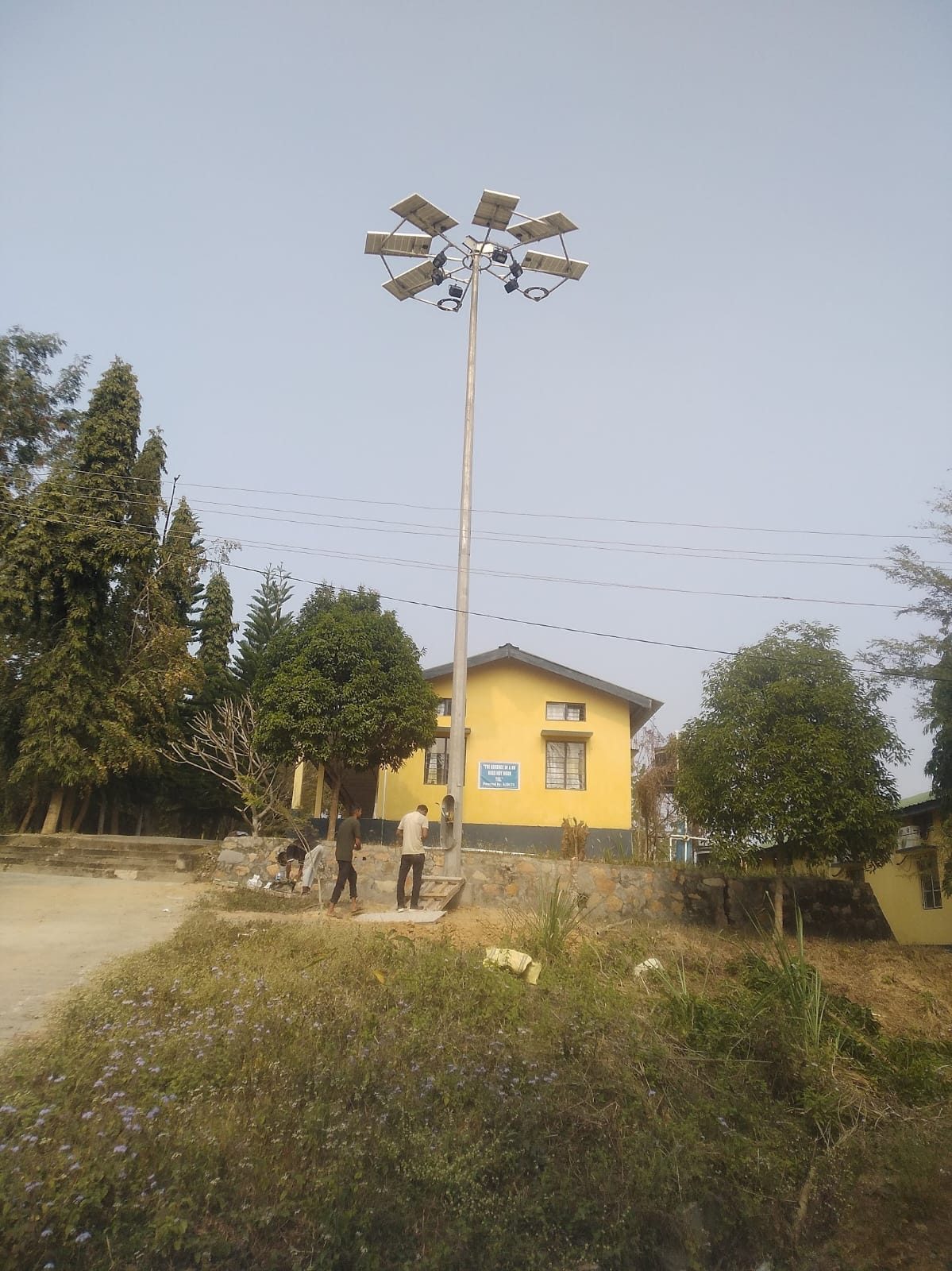 Solar high mast lighting system